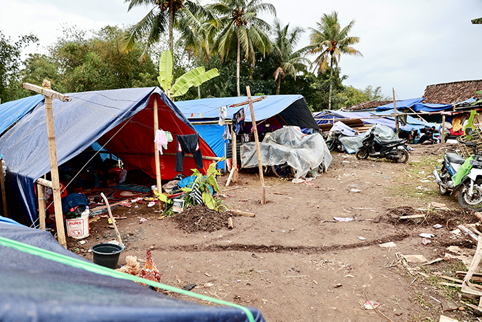 避難所は竹とビニールシートだけで作った簡易的なテント。支給されたものではなく、倒壊した家屋から使える資材を持ってきて被災者が自分たちで作っている（C）ピースウィンズ