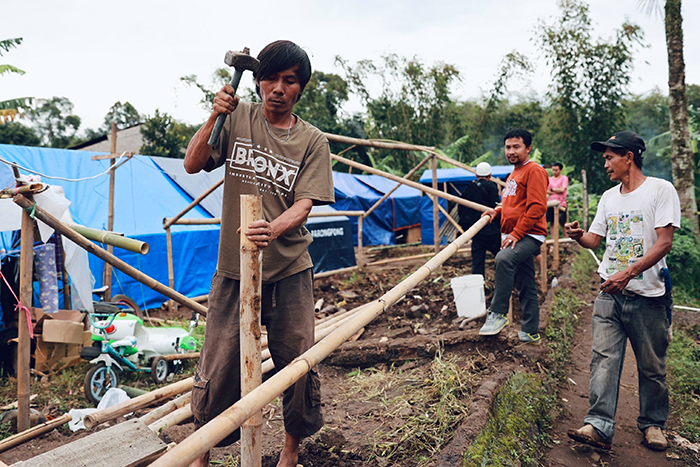 倒壊した家屋の資材を使ってテントを建てる避難民（撮影：2022年11月26日チアンジュール県）（C）ピースウィンズ