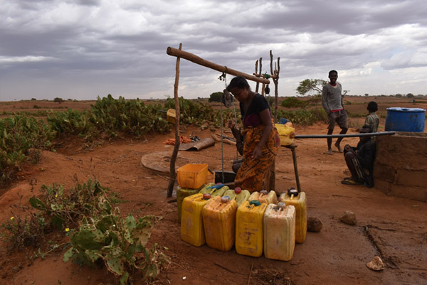 地域の井戸で水を汲む女性 ©Save the Children