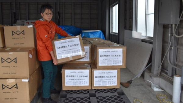 JPF加盟NGO PWJの支援へのお返しにと中国より寄付されたマスク。日本国内の医療機関を中心に配られる。©PWJ