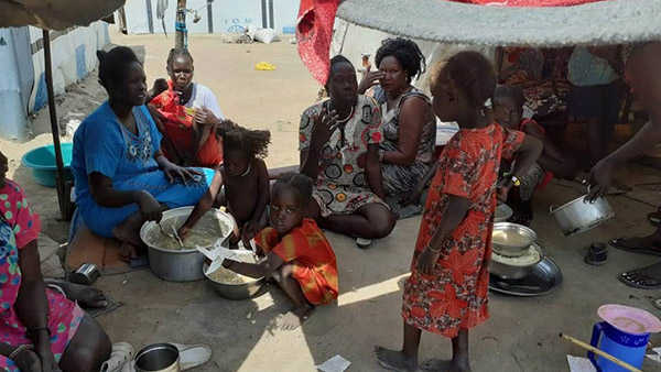 煮炊きをする人々の様子（南スーダン国内避難民サイト）©REALs