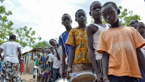 南スーダンから逃れてケニアのカクマ難民キャンプへ到着し、食糧支援に列をなす子どもたち©WVJ