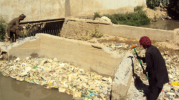 プリ・フムリ地区のプシティ・クマンダニ 村にて、用水路の外堀を撤去 ©JEN