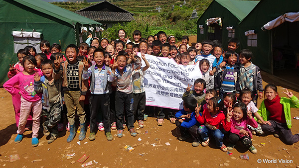 中国雲南省地震被災者支援2014 支援した小学校の児童とWVJスタッフ