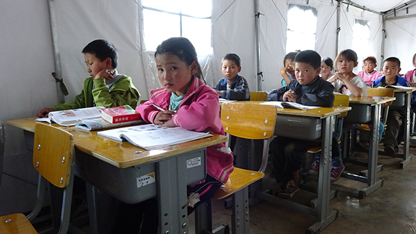 中国雲南省地震被災者支援2014 教室用テントの中で授業を受ける様子