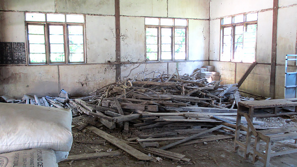 使えなくなってしまった教室が多く残ったままです。エヤワディ管区インガプにて。©KnK