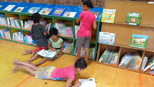 コミュニティー図書館で楽しそうに読書する子どもたち ©JPF