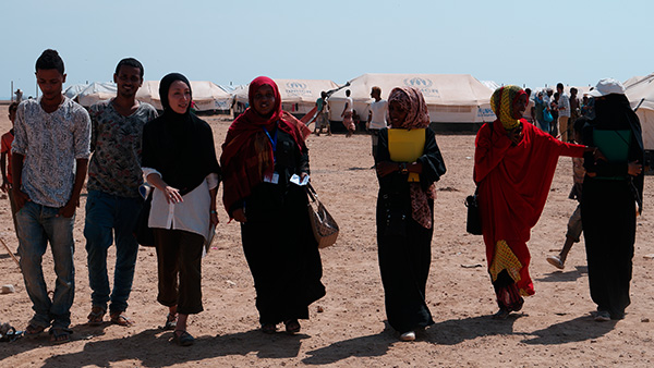 イエメン在住歴7年の地域専門家がマルカジ難民キャンプで難民にインタビュー ©JPF