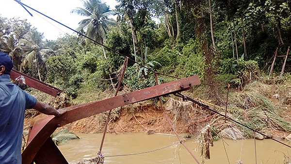 洪水によって壊れた橋（デニヤヤにて）©PARCIC