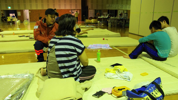 福岡県朝倉で聞き取り調査をするJPF加盟NGO ©PWJ/CF/A-PAD Japan
