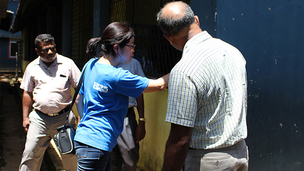 小学校校長や現地スタッフとともに、被災状況を確認するPLAN職員 ©PLAN