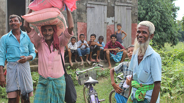 支援物資を受ける住民(ネパールRautahat郡) ©ADRA