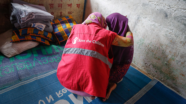 女性に寄り添うセーブ･ザ･チルドレン･ジャパン(SCJ)のスタッフ ©Turjoy Chowdhury/Disasters Emergency Committee