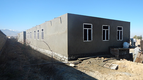 Three temporary classrooms in two buildings were set up for four schools that are facing a shortage of classrooms due to the increase in the number of returned children. The photo shows a temporary school building under construction in HaskaMina District ©SVA