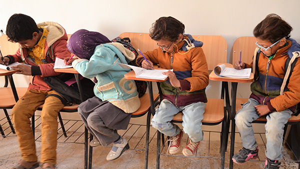 学校に通えない子どもたちに学習支援センターで学ぶ機会を提供し、視覚障害のある子どもには眼鏡を提供し通学を促進する支援©SCJ