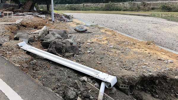 9. 豪雨により決壊した道路際のガレージ／大洲市 7月11日 cJPF