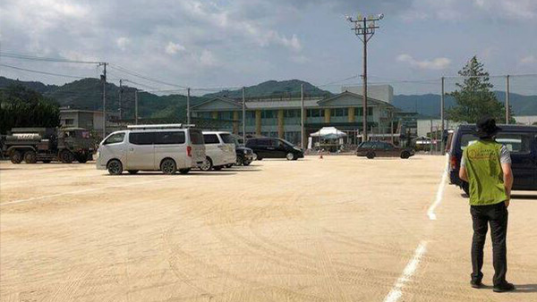 避難所となっている小学校を訪問するスタッフ ©JPF