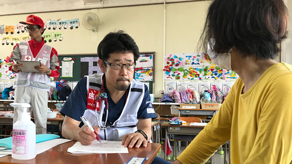 23．避難所での診察の様子 岡山県真備町 2018年7月12日 ©PWJ／A-PADジャパン／CF