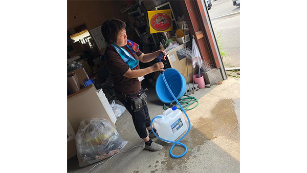 簡易シャワーの放水を確認 ©JPF