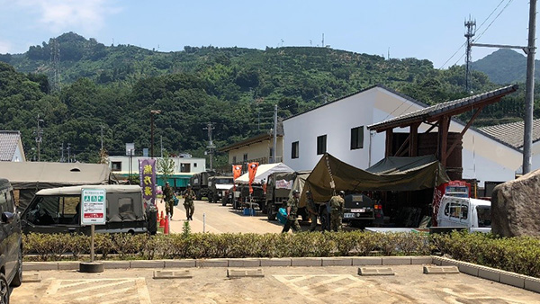32. 宇和島市吉田公民館前の自衛隊入浴支援 西日本豪雨被災者支援 2018年7月15日 cJPF