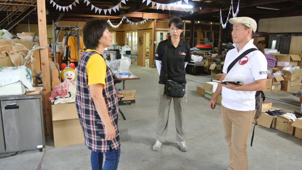 44. JPF staffs who listen closely to affected person's potential needs for further support / Yoshida town, Uwajima, Ehime, 31st July ©JPF