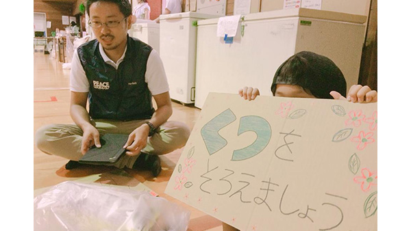 46．避難所の運営を手伝う子どもの様子 岡山県倉敷市二万小学校 2018年7月31日 ©PBV