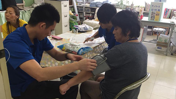 49. Medical treatment in evacuation shelter by HuMA staff / Mabi Okayama © HuMA