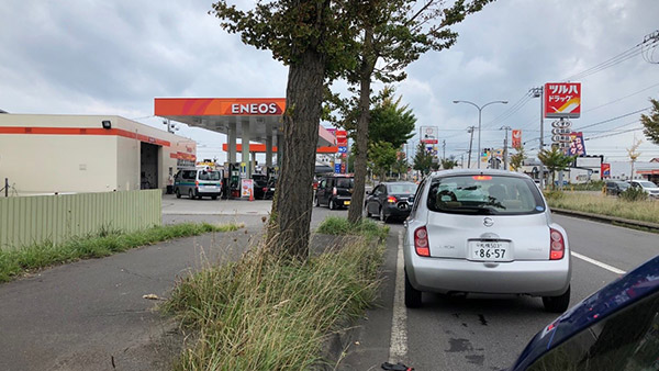 03. Long line of cars waiting to refuel Hakodate Sep. 7 ©JPF