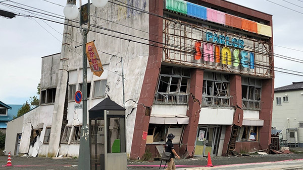08. 地震により傾いた建物 むかわ町 9月8日 ©JPF