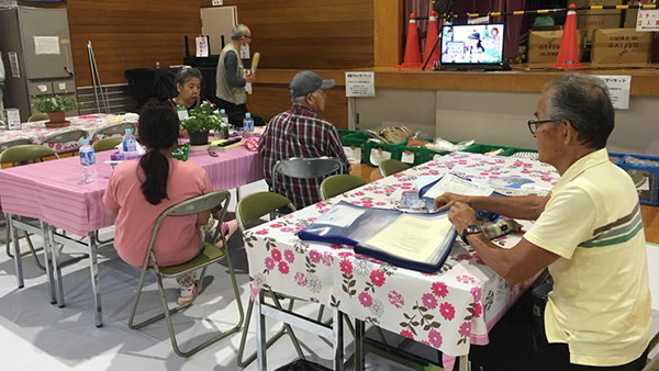 52. 「憩いの場」で休息をとる利用者 ©PBV