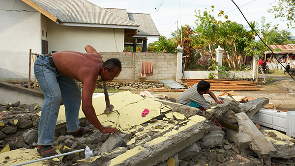 The family removes their own houses rubble / 7th, October / Sigi regency, Indonesia ©Lewis Inman/Arete Stories/DEC