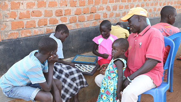 子どもひろばで、ゲームをする子どもたち ©World Vision