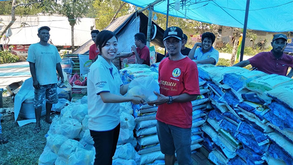 PWJ staff deliver foods for affected people ©PWJ