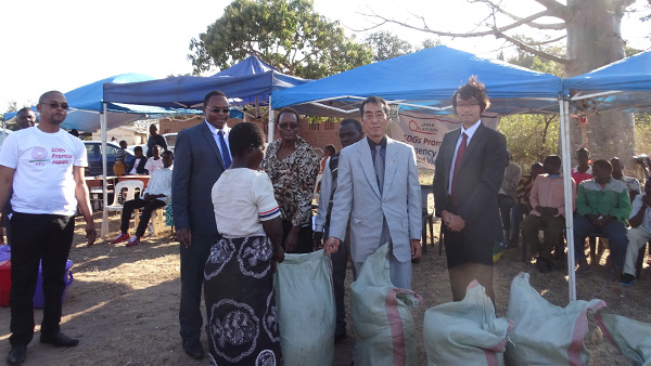 T/A MwamboのGVH Kwindimbuleでの食糧・支援物資の配布の様子 ©SPJ