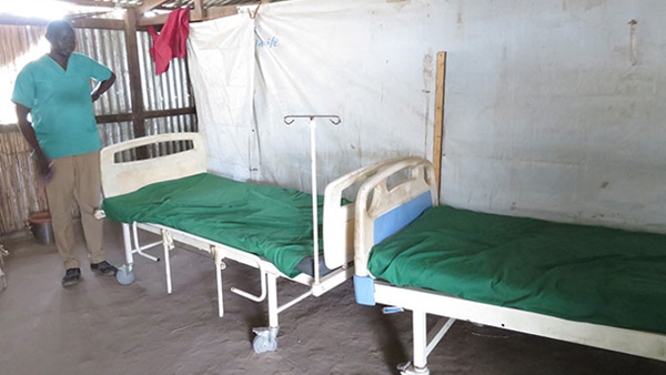 難民キャンプの仮設診療所の床は砂のまま（スーダン）©PLAN