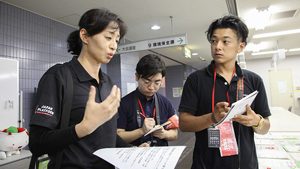 JPF General Manager for Emergency Response Shibata explains assistance from NGOs to BuzzFeed journalists who had accompanied her on this visit ©JPF
