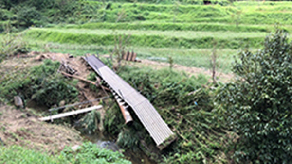 雨風により福祉施設の敷地内の小さな橋も被害を受けた(千葉県木更津市2019年9月19日）©AAR