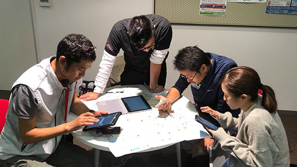 JPF加盟NGO のPBV調査チームと合流し、福島県の被害状況の情報共有と明日以降の動きについて協議中。10月14日 ©JPF