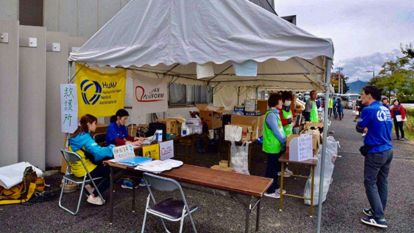 Setting up a medical aid station  to support volunteers' health #1 ©HuMA