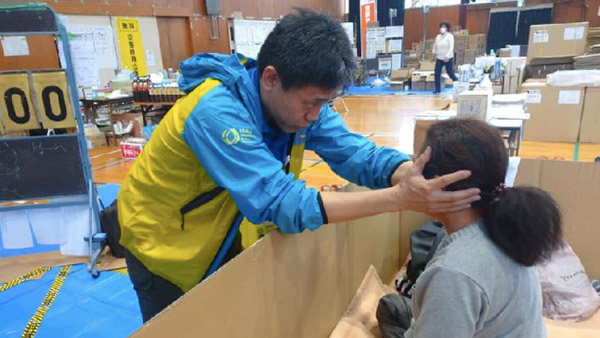 Making health check-up rounds at  evacuation center, Nagano Prefecture ©HuMA