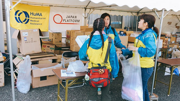 ボランティアセンターで資機材の準備中－長野市 ©HuMA