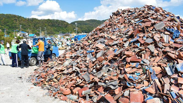 うず高く積まれた瓦礫の山－千葉県鋸南町 ©PBV