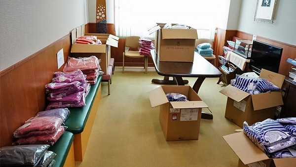 Distributing clothes in  Fukushima Prefecture ©PWJ