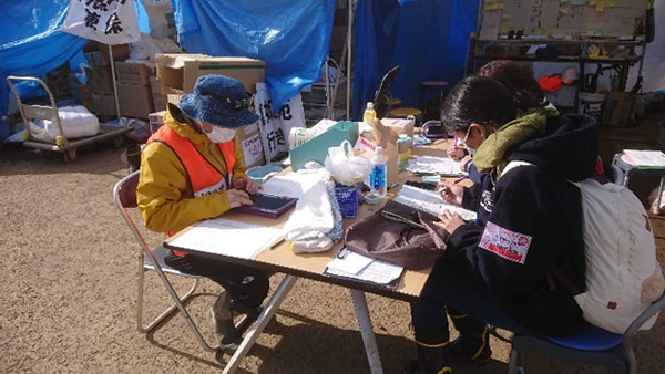 災害ボランティアセンターのサテライトにおいて、タブレットを活用中 ©JPF