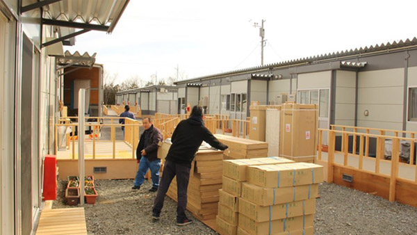 家具などを仮設住宅の集会所に搬入 1月21日 ©OBJ