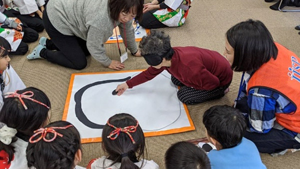 Participants playing Big Fukuwarai game, 24th January ©JISP