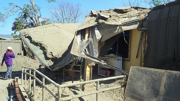 火山灰によって損壊したローレル町ブソブソ小学校 ©ICAN