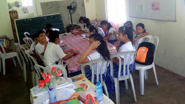 学校の食堂で授業を受ける子どもたち ©ICAN