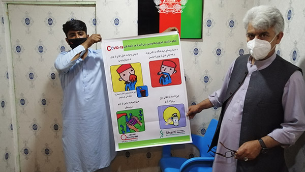 制作中の感染予防啓発ポスターを確認（アフガニスタン）©SVA