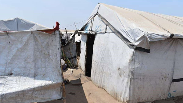支援不足により老朽化する住居（南スーダン国内避難民サイト）©REALs